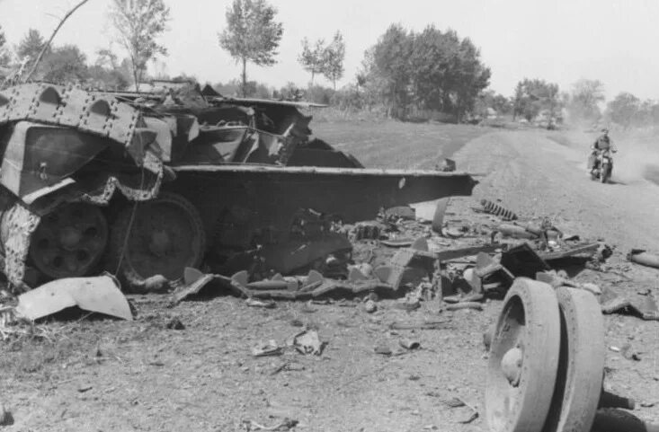 Подбитые танки второй мировой войны фото File:Bundesarchiv Bild 101I-220-0630-02A, Russland, zerstörter russischer Panzer