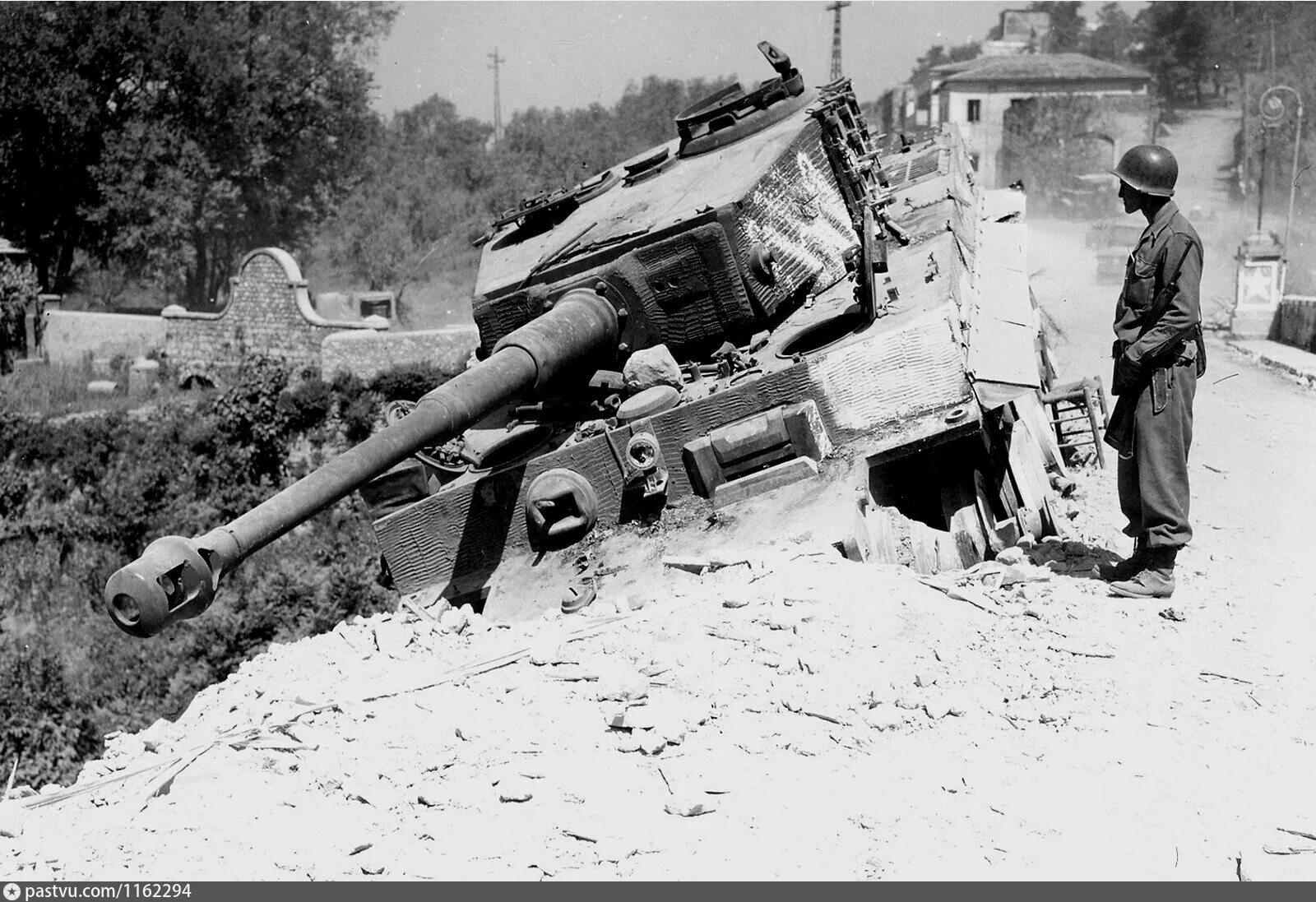 Подбитый немецкий танк фото Carro armato Tiger distrutto a Cori - Retro photos