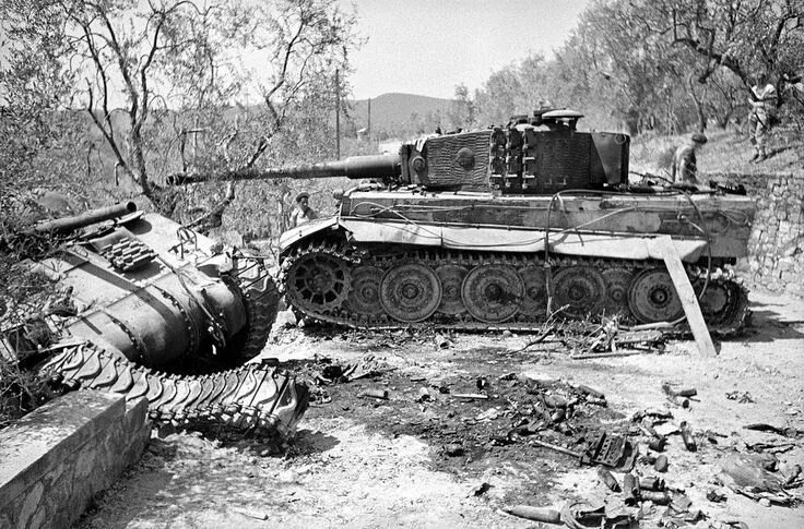 Подбитый танк тигр фото Танк Pz.VI Tiger Ausf.E.из s.Pz.Abt.508 и новозеландский Sherman, подбитые к югу