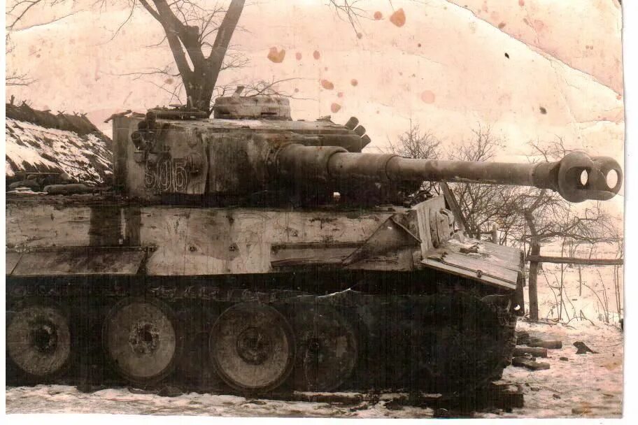 Подбитый танк тигр фото A Tiger 1 that has seen severe service Tiger tank, Tanks military, War tank