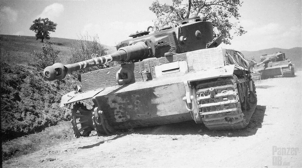Подбитый танк тигр фото Tanks of the Pz.Kpfw. VI "Tiger" from s.Pz.Abt.504 on the side of the road in It