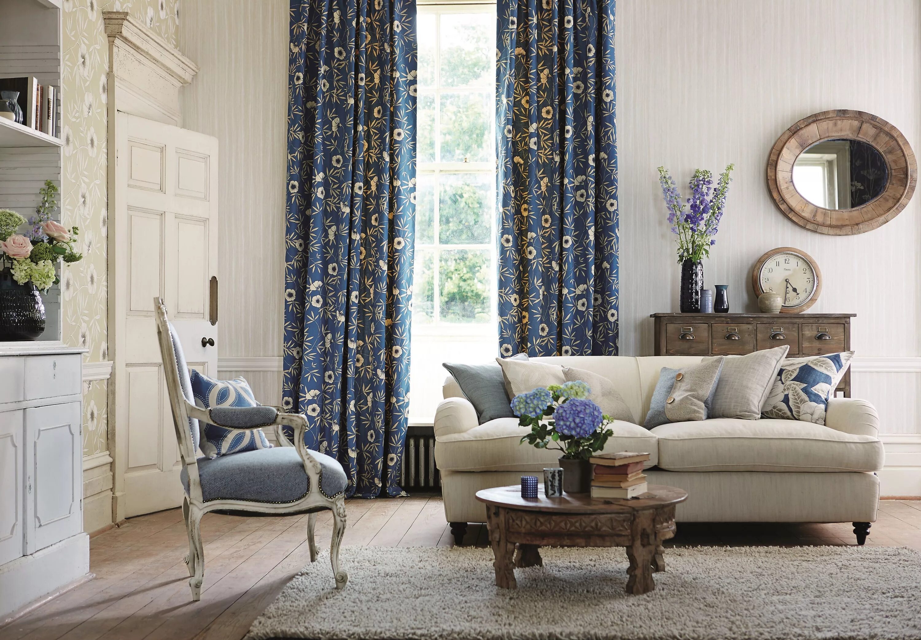 Подбор цвета штор в интерьере Wallpaper & Fabrics - Creative Interiors Modern interior decor, Bright living ro