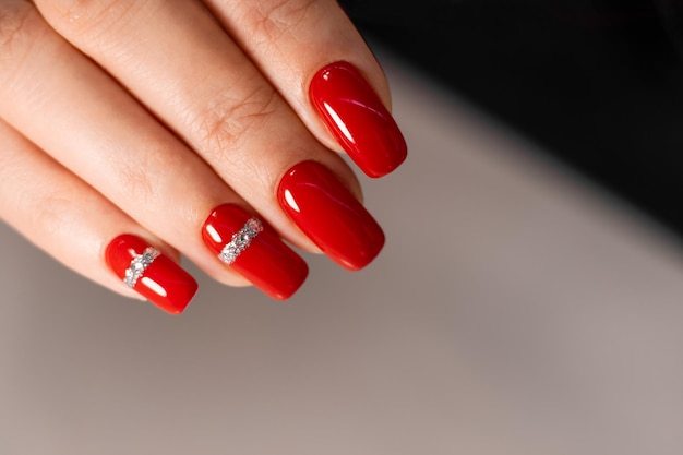 Подборка красного маникюра 2024 Premium Photo Beautiful red manicure Manicure with gel polish Closeup of young w
