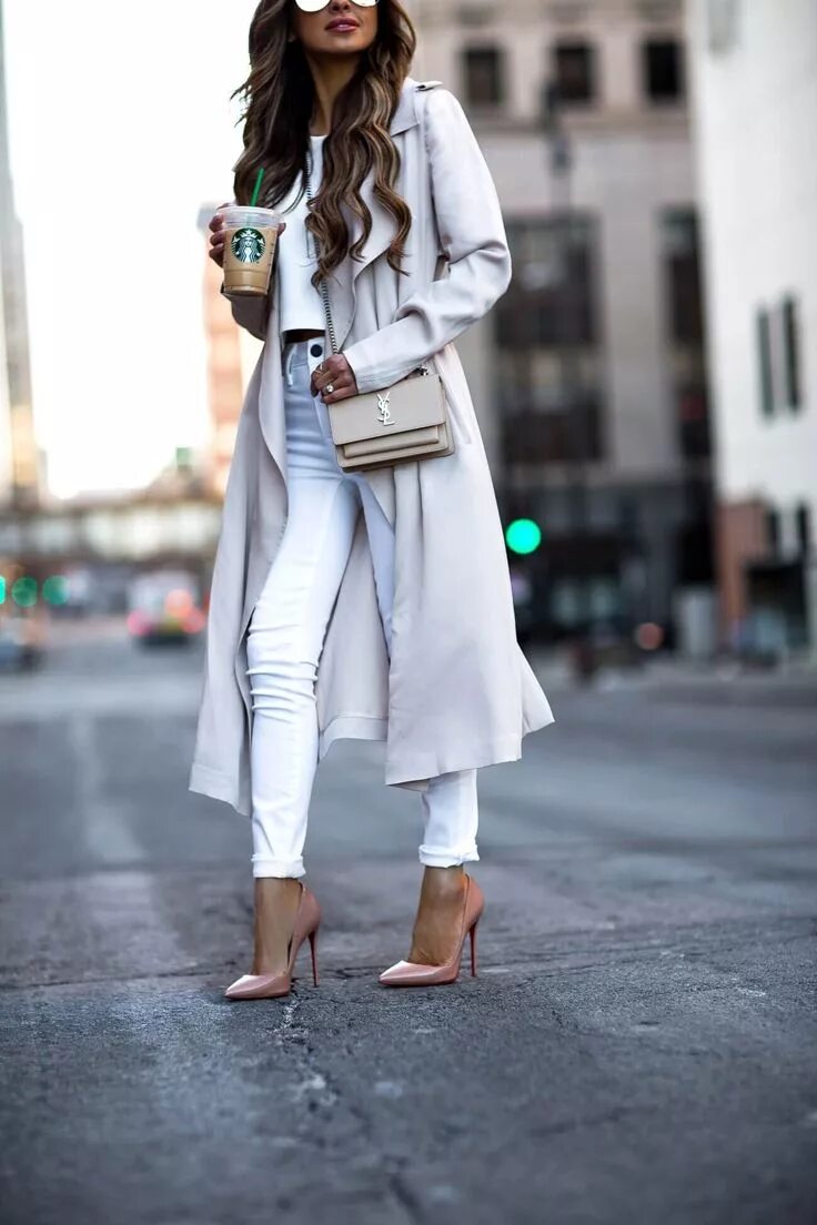 Подборка модных образов fashion blogger mia mia mine wearing a white trench and white parker smith denim