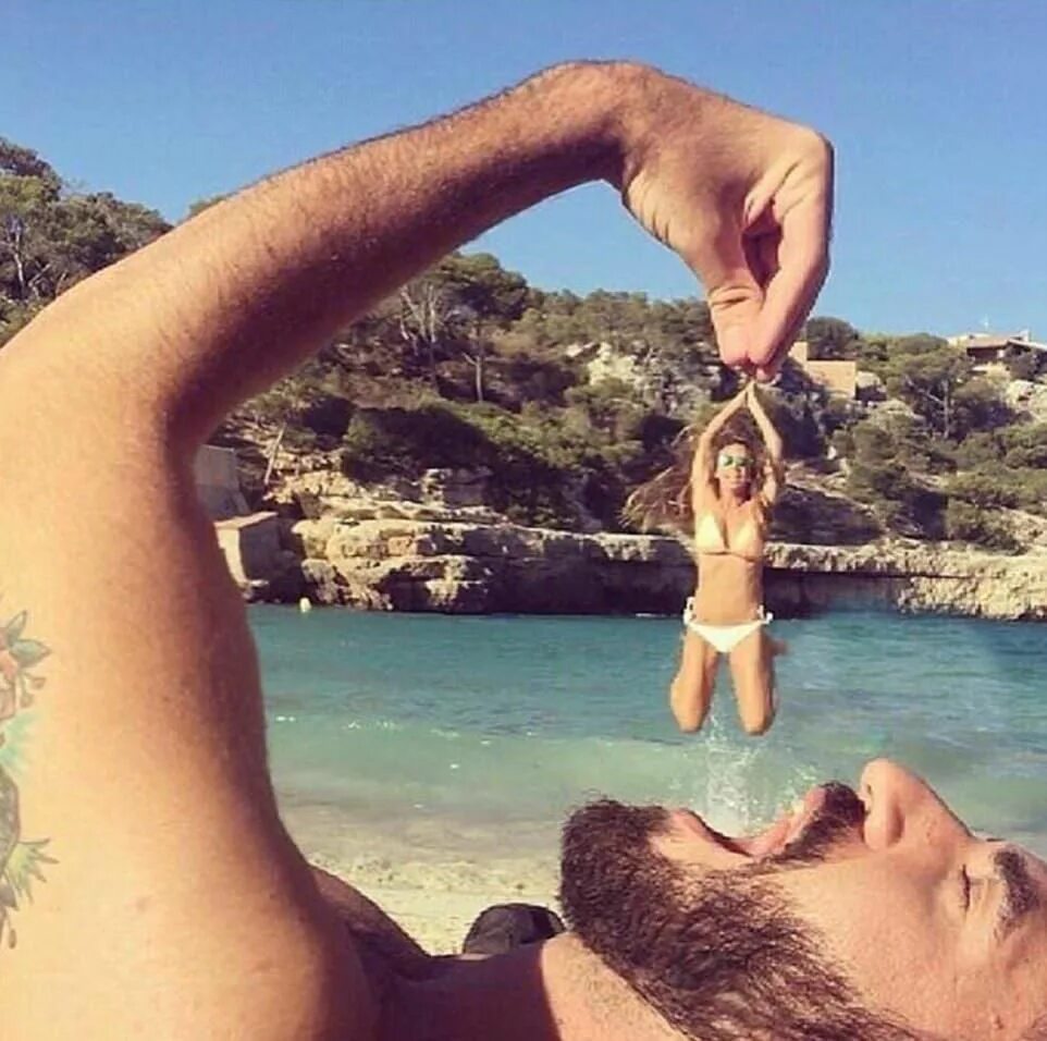 Подборка смешных фото The incredible holiday photos that will leave you in awe Couple beach photos, Be