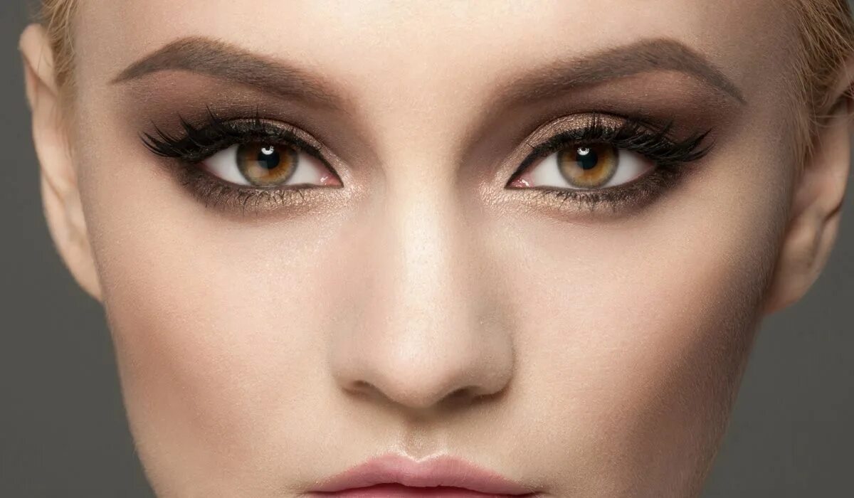 Подчеркнутые глаза в макияже Eyeshadow is often thought of as a 'one size fits all' situation. Put a darker c