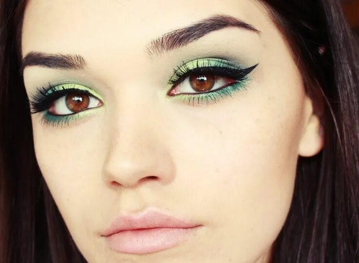 Подчеркнутые глаза в макияже BRIGHT GREEN SMOKEY EYE MAKEUP Makeup for green eyes, Eye makeup, Smokey eye mak