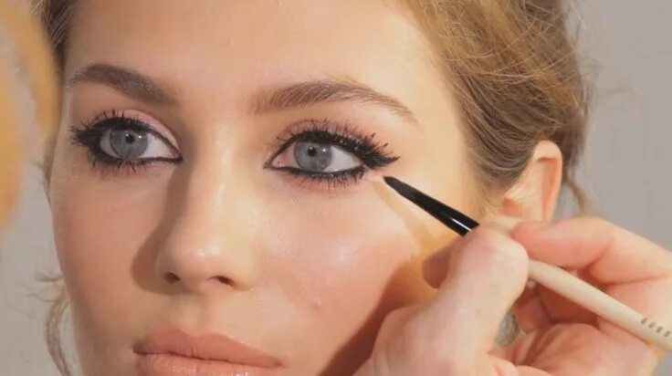 Подчеркнутые глаза в макияже The Feline Flick - Cat Eye Make-up Tutorial Charlotte Tilbury @CTilburyMakeup Ca