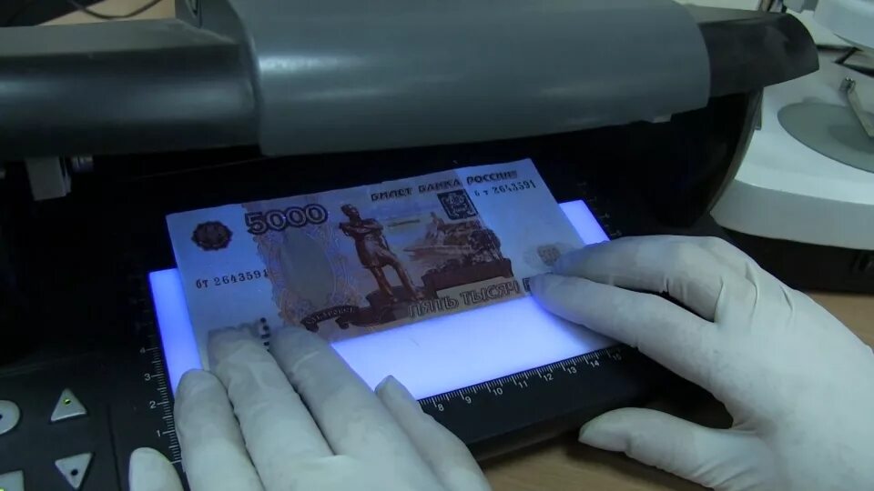 Поддельные деньги фото В банк привезли фальшивую пятитысячную купюру из салона сотовой связи Новости Са