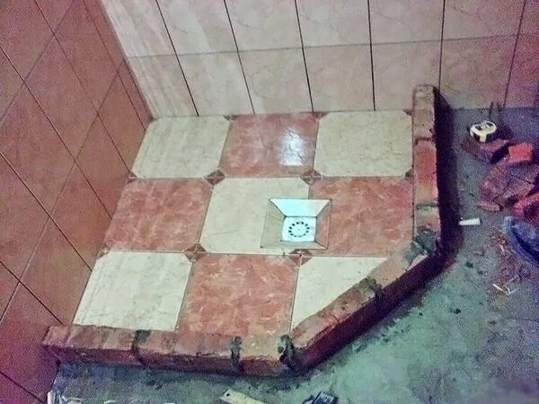 Поддон для душа из кирпича фото Душ трап стройка Туалет на улице, Душевые, Угловые душевые
