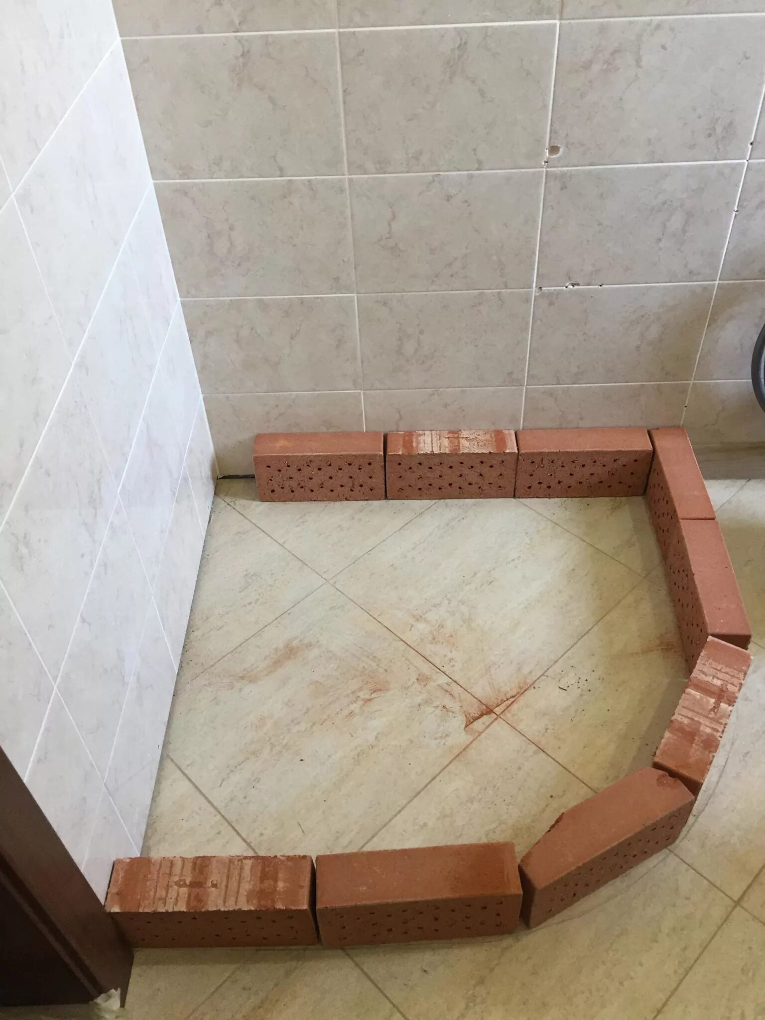 Поддон для душа из кирпича фото Фотографии работы: Устройство подиума душевой кабины