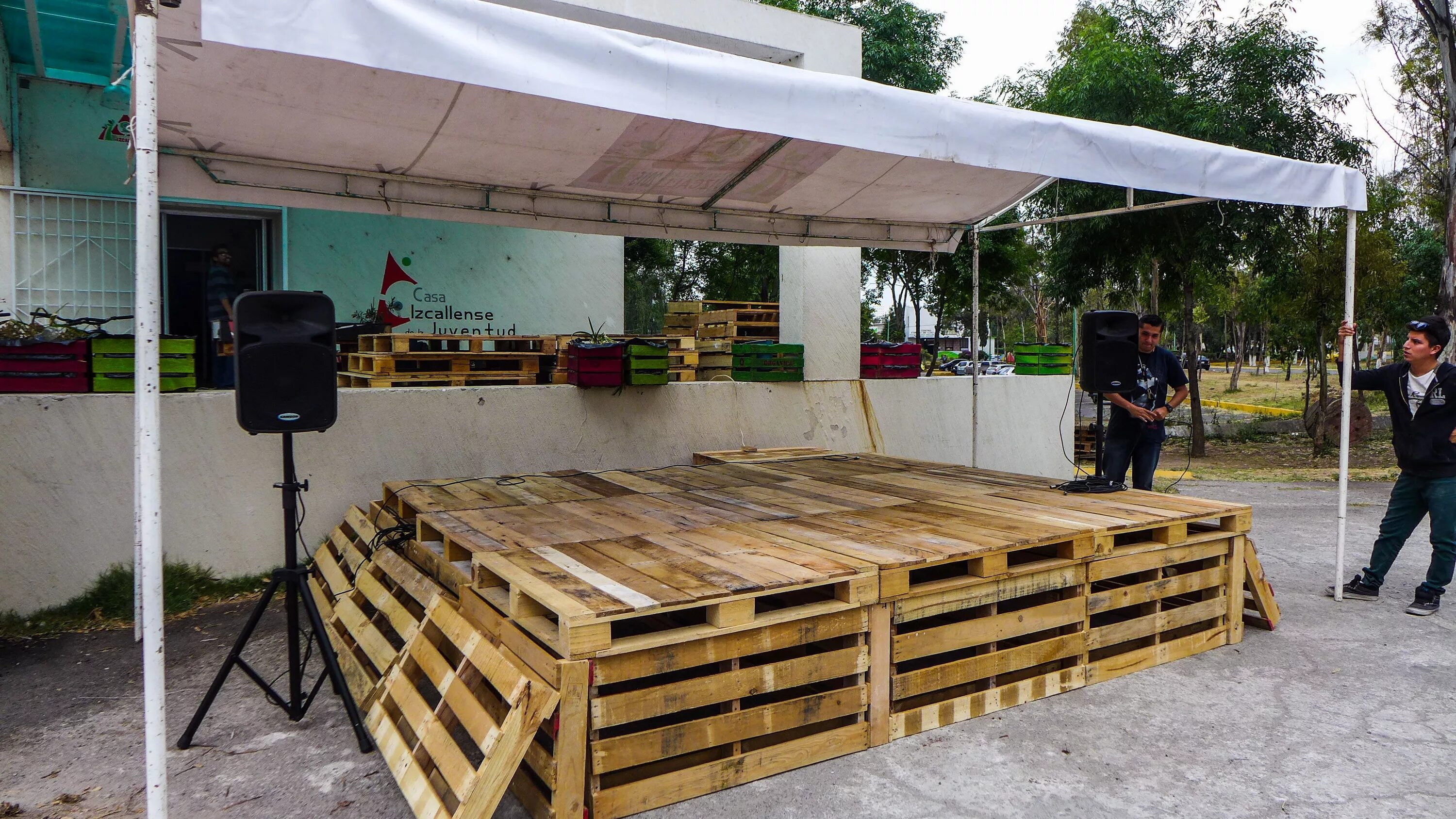 Поддон театральная площадь 9 фото Ideas for a Temporary Stage Outdoor stage, Portable stage, Pallet