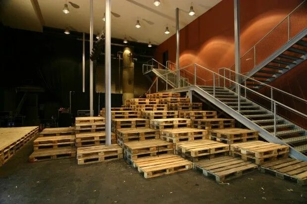 Поддон театральная площадь 9 фото PALLET THEATER Restaurant kitchen design, Factory interior, Outdoor cafe
