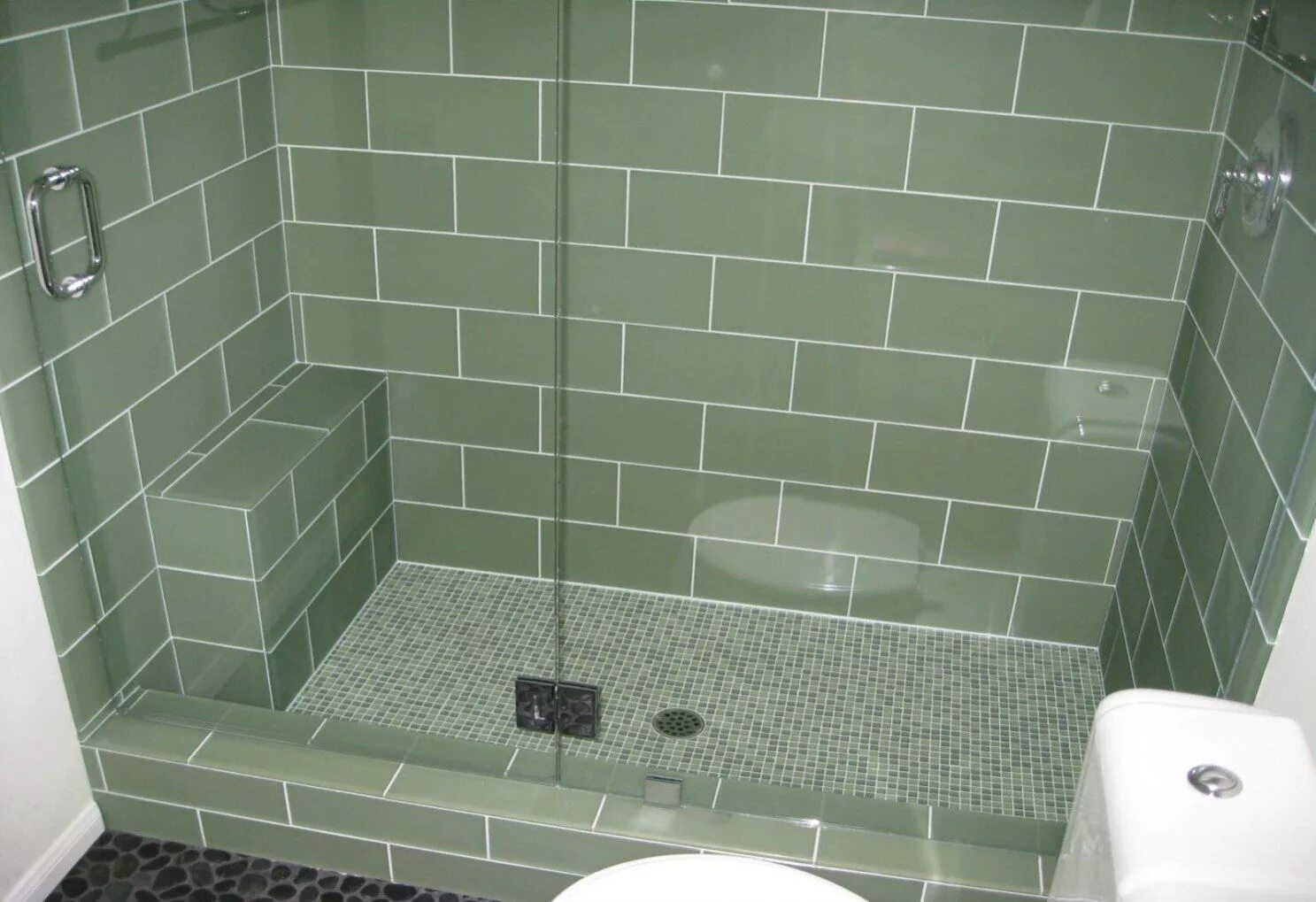 Поддон в ванную комнату из плитки фото Green tile bathroom, Blue bathroom tile, Shower floor tile
