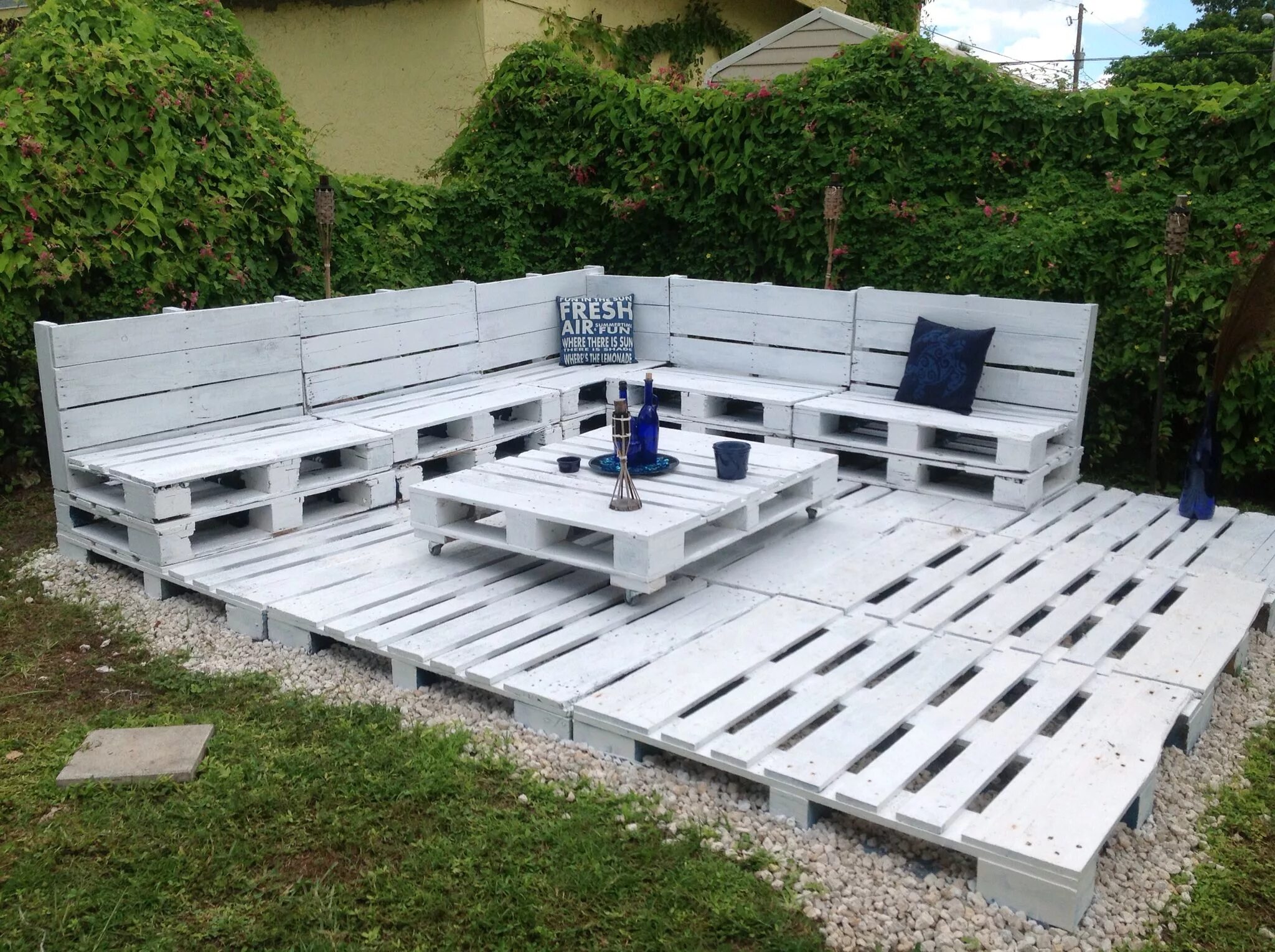 Поддоны дизайн фото Backyard patio made out of pallets Terrasse aus paletten, Gartenecke, Palettenmö