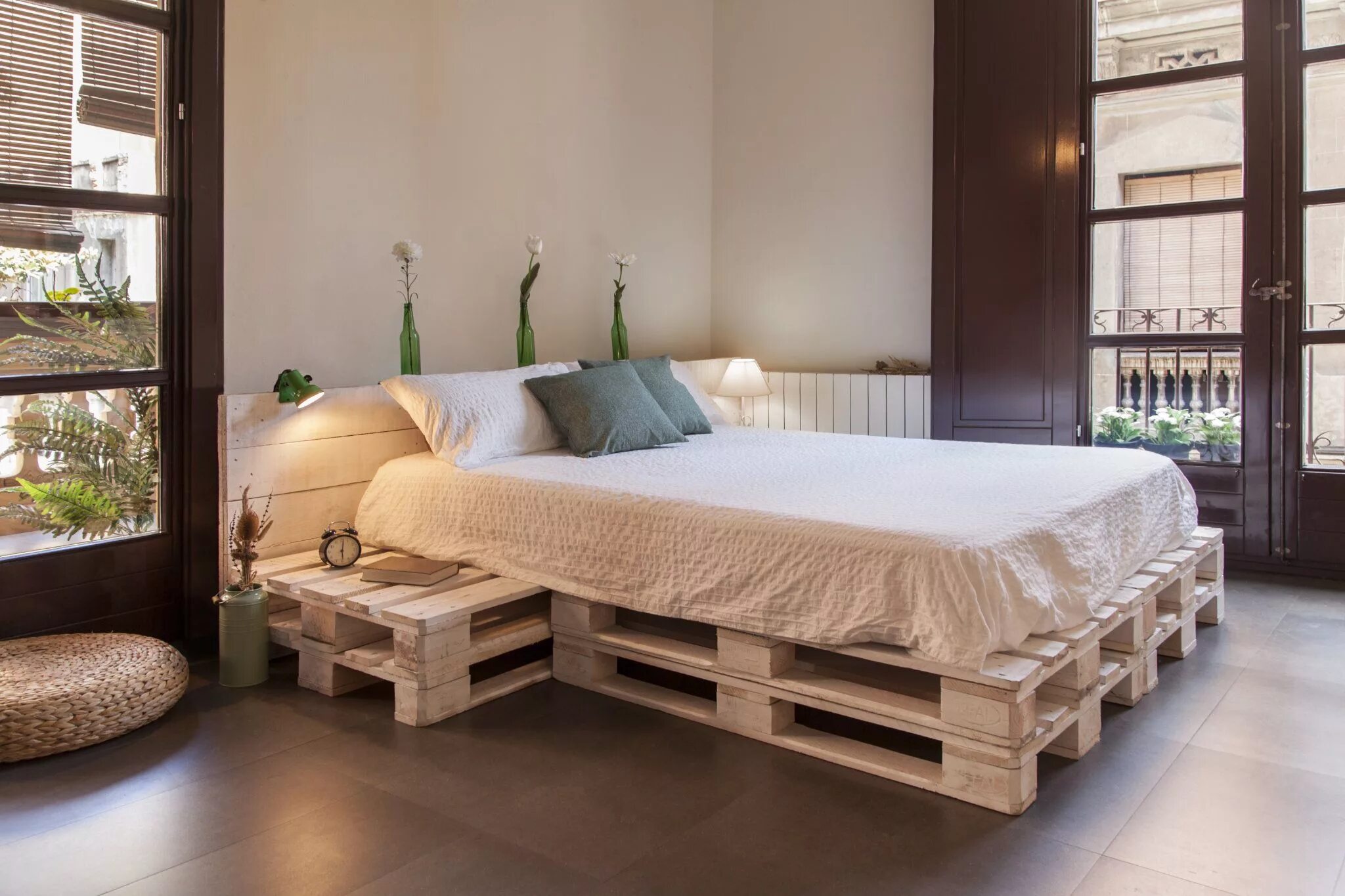 Поддоны в интерьере фото Camas con palets de madera, www.dydaya.com Cama con palets, Diseño de cama, Cama