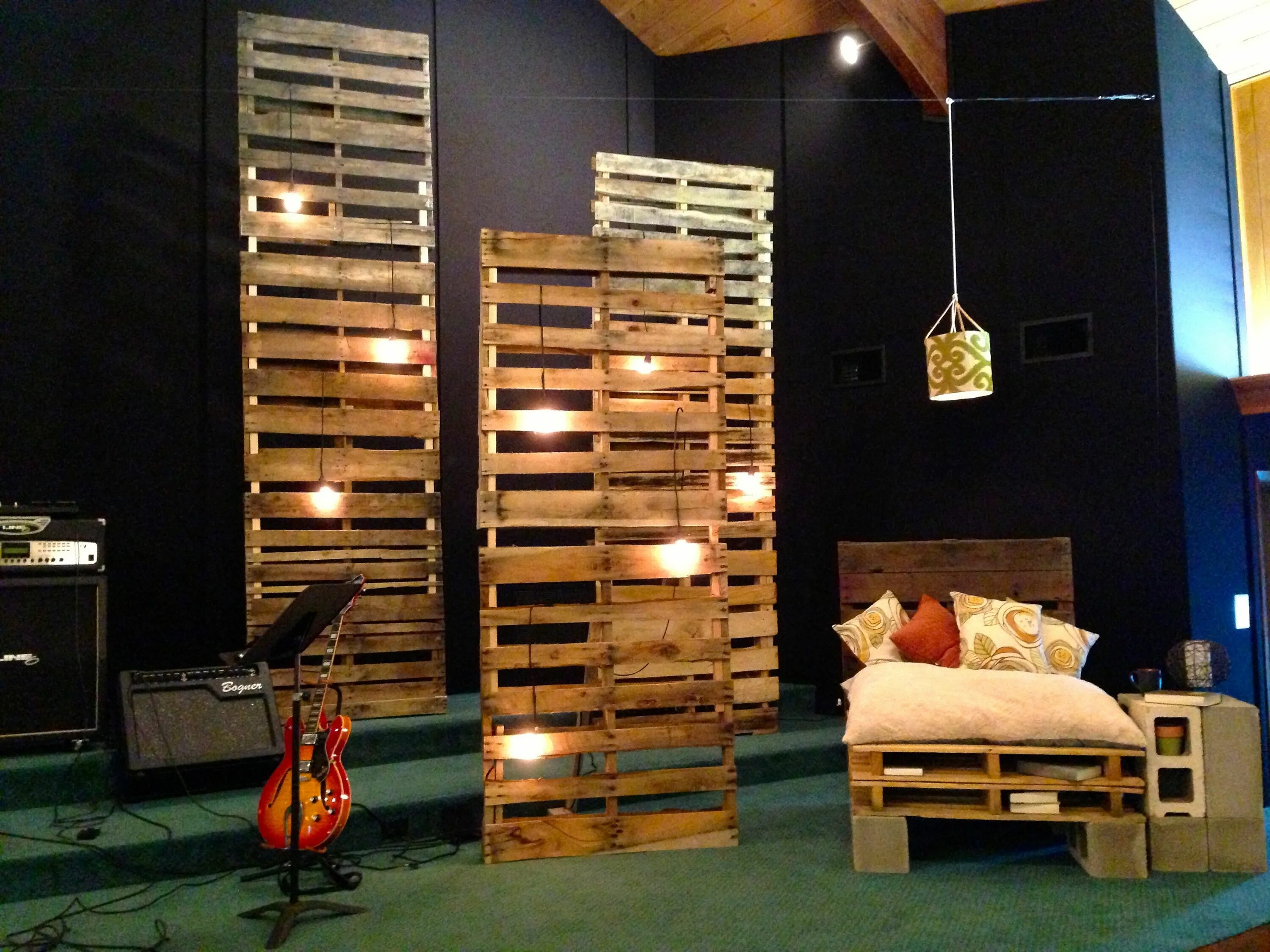 Поддоны в интерьере фото Plywood Bedroom Church stage design, Church interior design, Church stage