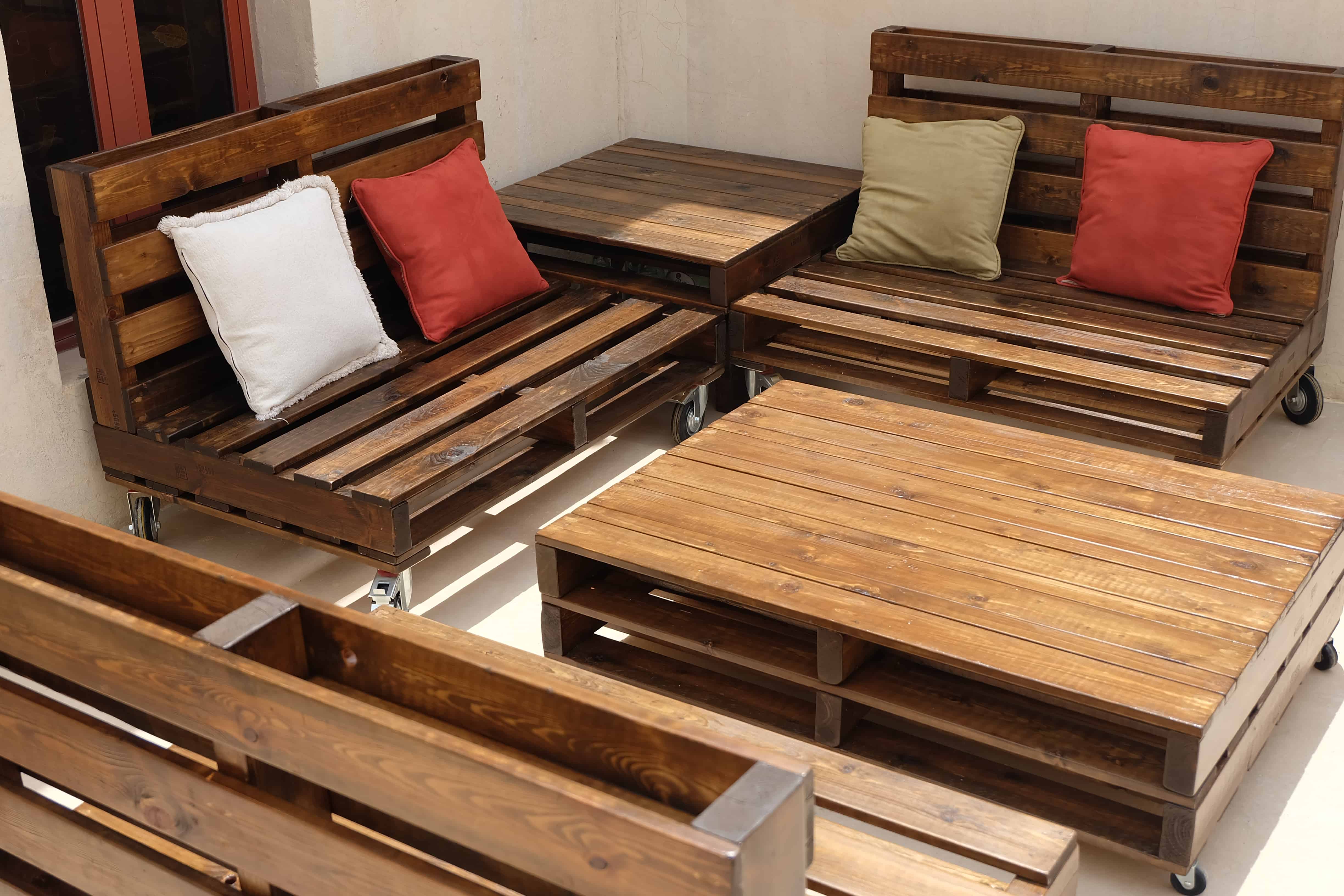 Поддоны в интерьере фото Mobile Pallet Lounge Set Creates Beautiful Outdoor Living! * 1001 Pallets