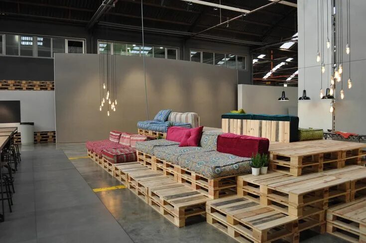 Поддоны в интерьере фото Superficies sostenibles Tailor Made Inalco Urban spaces design, Design, Pallet f