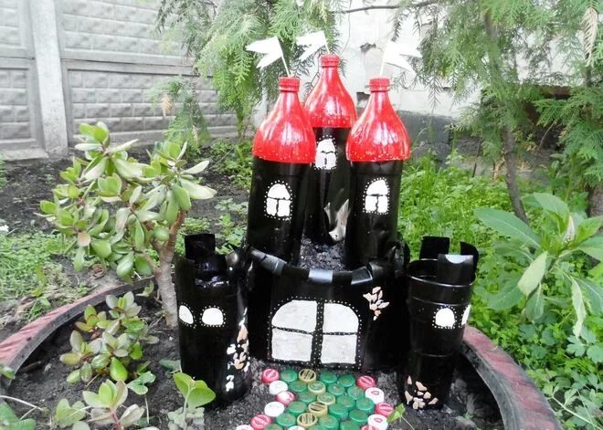 Поделка из бутылок фото Plastic bottles crafts - Ideas to reuse as garden decorations Plastic bottle art