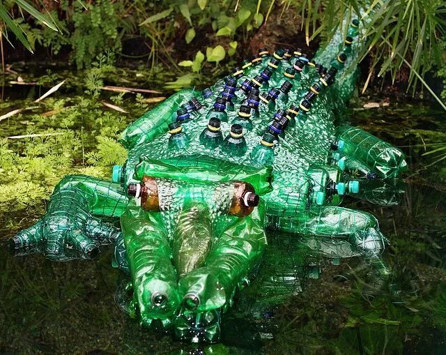 Поделка из бутылок фото PET Crocodile out of soda botles Plastic bottle art, Felt animals, Recycled art 