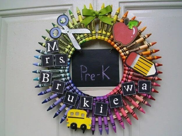 Поделка из фото класса Crayon Wreaths Crayon wreath, Diy teacher gifts, Teacher crayon wreath