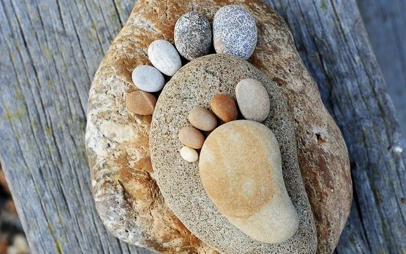 Поделка из камня своими руками фото Adorable Footprints Made from Stones Pebble art, Rock feet, Stone art