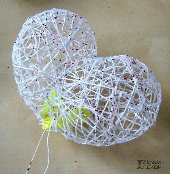 Поделка из ниток фото February crafts, Heart crafts, Heart strings