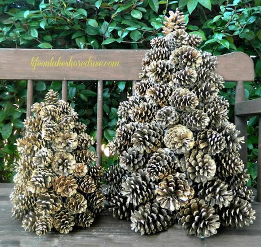 Поделка из шишек разных хвойных деревьев фото Как сделать дерево из шишек Pine cone decorations, Creative christmas trees, Con