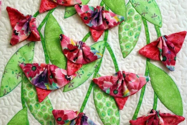 Поделка из ткани фото своими руками Happy Days Quilting: fuschias Fabric origami, Applique wall hanging, Flower quil