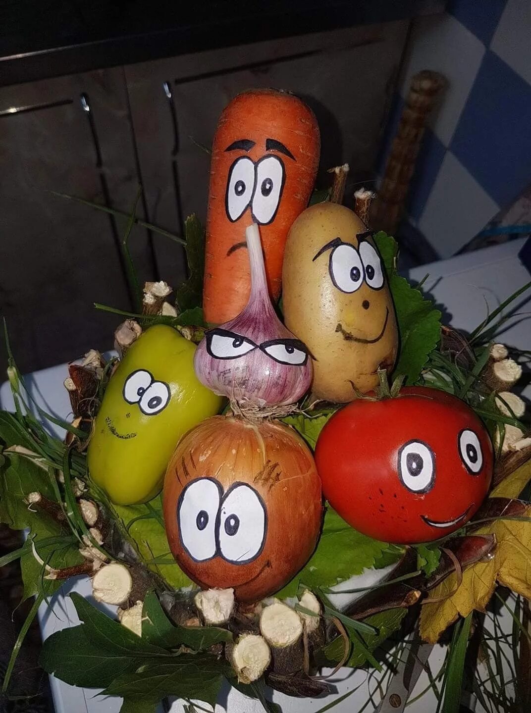 Поделка овощи в корзине с глазами фото Pin en поделки в детский сад Tallado de frutas y verduras, Creatividad, Pintura 