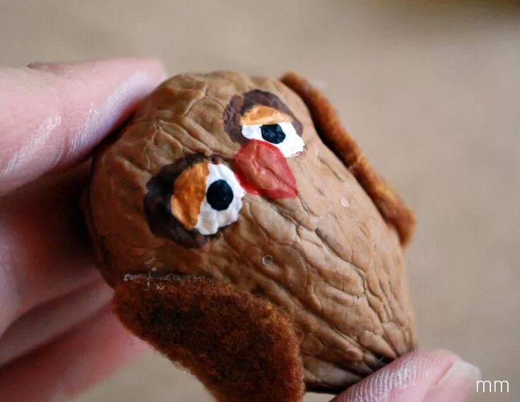 Поделка с грецких орехов фото walnut shell craft Поделки из сосновых шишек, Поделки, Зимние поделки
