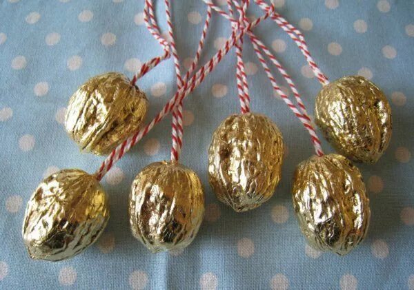 Поделка с грецких орехов фото Christbaumschmuck Deko Ideen Walnüsse Gold - Dekomode Weihnachtsbaumschmuck bast