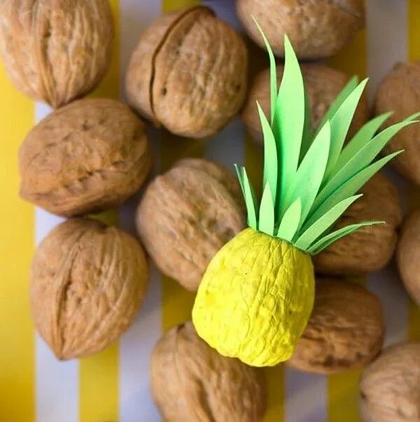 Поделка с грецких орехов фото Ананас из грецкого ореха Walnut shell crafts, Pineapple, Diy for kids