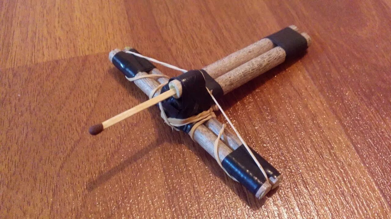 Поделка самоделка обычная Как сделать мини арбалет стреляющий спичками how to make a mini crossbow - YouTu