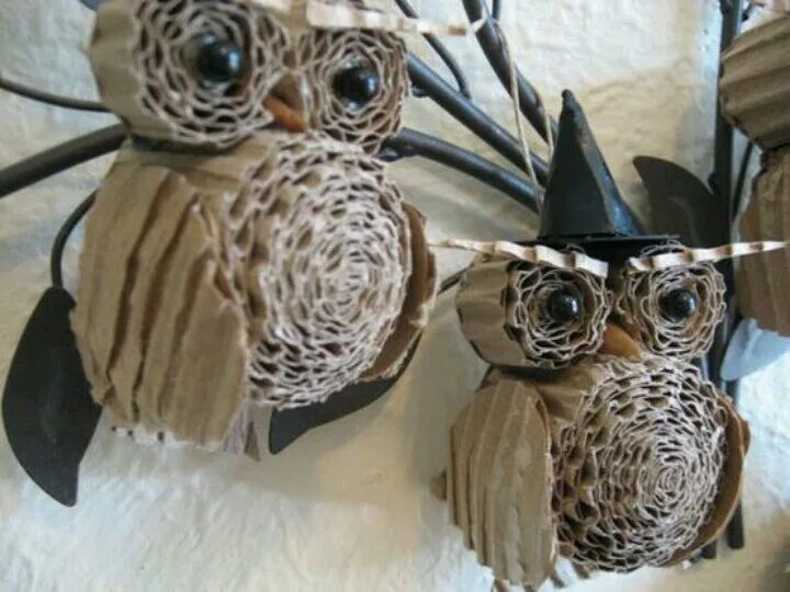 Поделка сова фото Owls made out of currogated carboard. (Halloween) Owl crafts, Halloween owl, Car