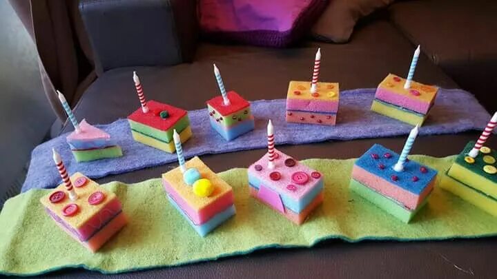 Поделки день рождения фото Taartjes van schuursponsjes Knutselen thema feest, Knutselen feest, Knutselen vo