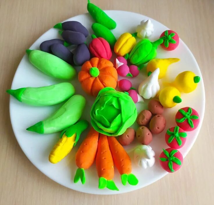 Поделки детей фото Лепим овощи из воздушного пластилина./We sculpt vegetables from air plasticine. 