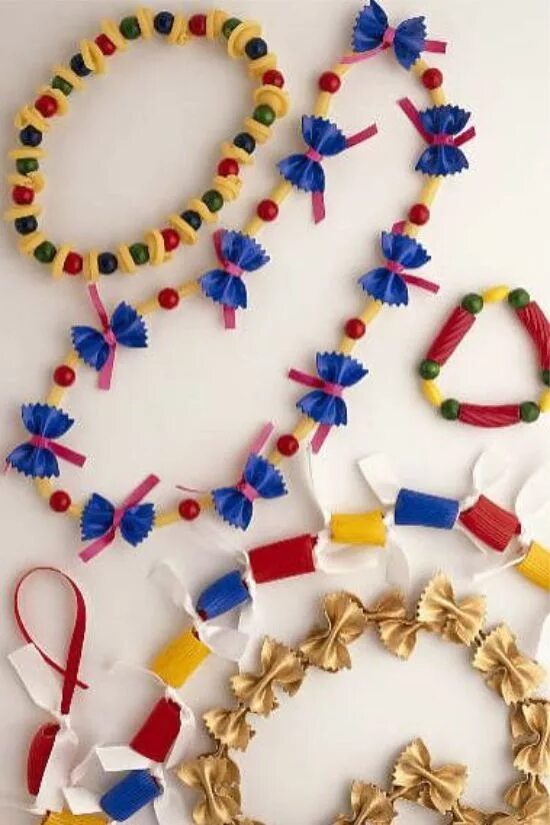 Поделки детскими руками фото Бусы из макарон Поделки из макарон, Цирковые поделки, Занятия для малыша