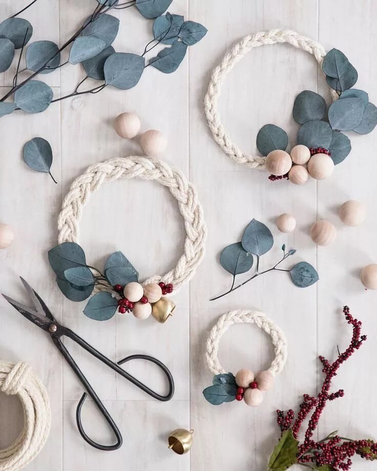 Поделки для декора дома Christmas deco wreath in scandi look with eucalyptus, wooden balls and cord Пяль