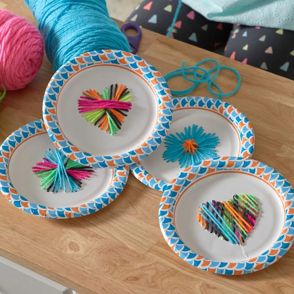 Поделки для детей 7 лет фото Free Beginner Red Heart Paper Plate Weaving Craft Pattern Yarnspirations Поделки