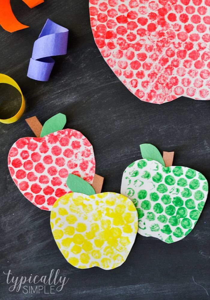 Поделки для детей легкие фото Bubble Wrap Painting Apples Craft Preschool crafts, School crafts, Back to schoo
