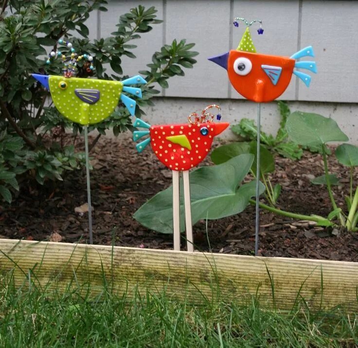 Поделки для огорода фото Quirky Creations polka dot birds Glass garden art, Diy garden decor, Glass birds