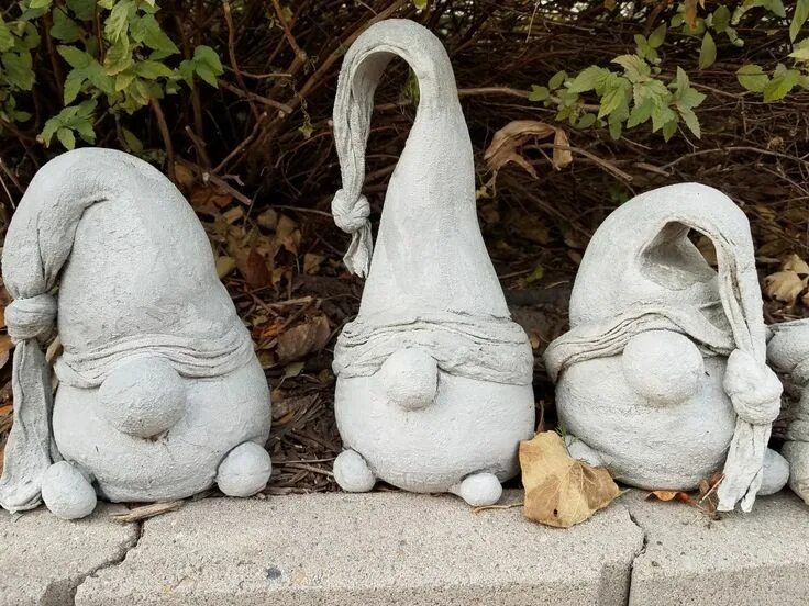 Поделки для сада из цемента фото Пин от пользователя Brenda Janda на доске gnomes Бетонные поделки, Садовые стату