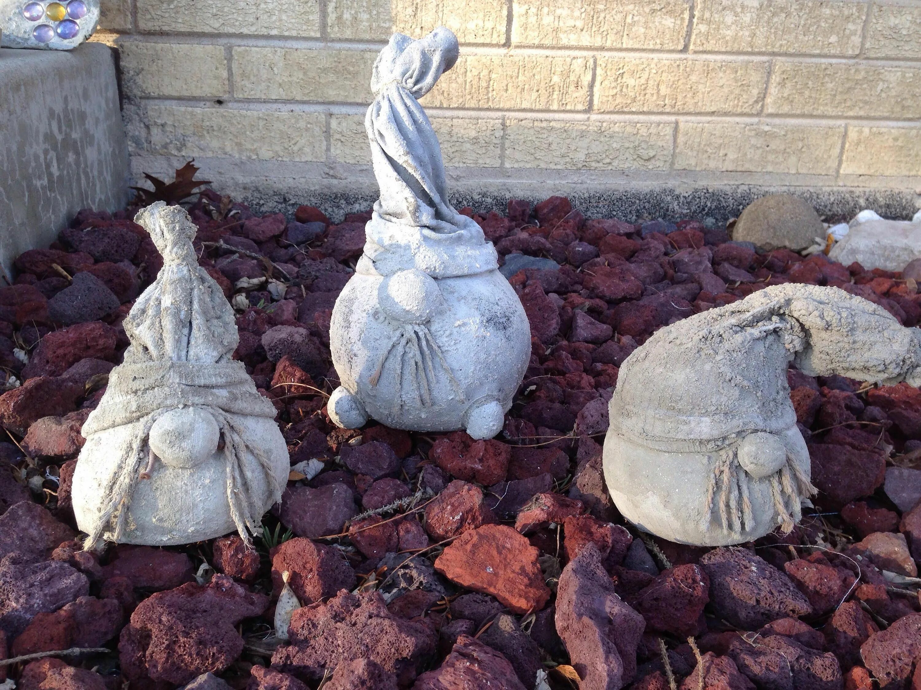 Поделки для сада из цемента фото Best 12 Gnomes? - SkillOfKing.Com Basteln mit beton, Selbermachen beton, Betonga