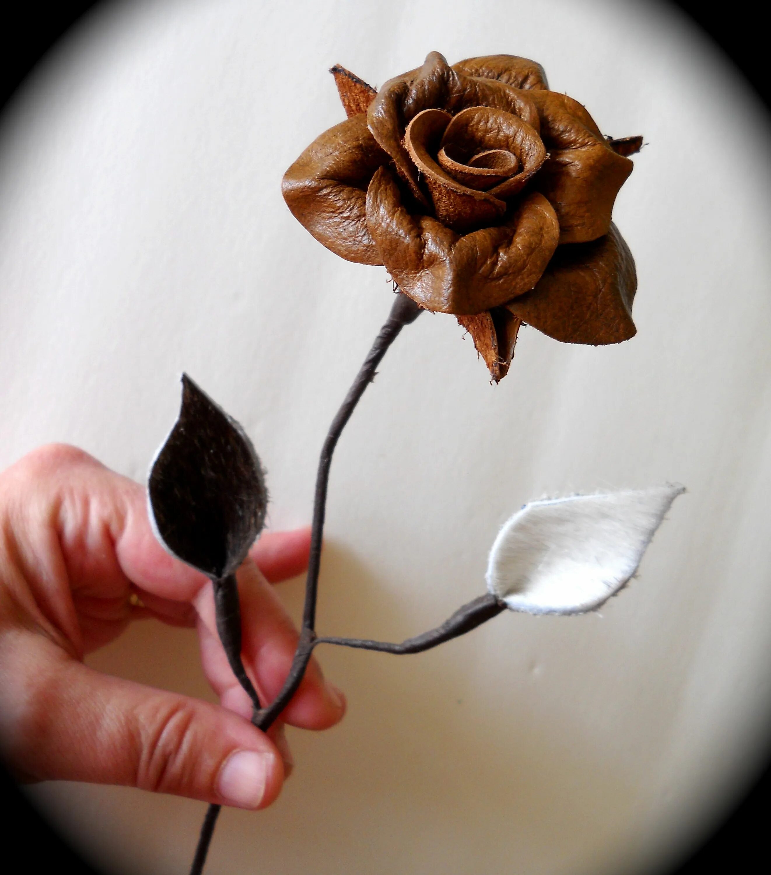 Поделки интерьерные своими руками из кожи фото Leather Rose Diy leather rose, Leather flowers, Leather handmade