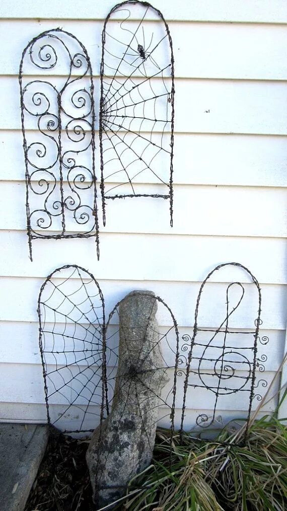 Поделки из арматуры фото Beautiful Barbed Wire Spider Web Garden Trellis - Etsy Wire spider, Barb wire cr
