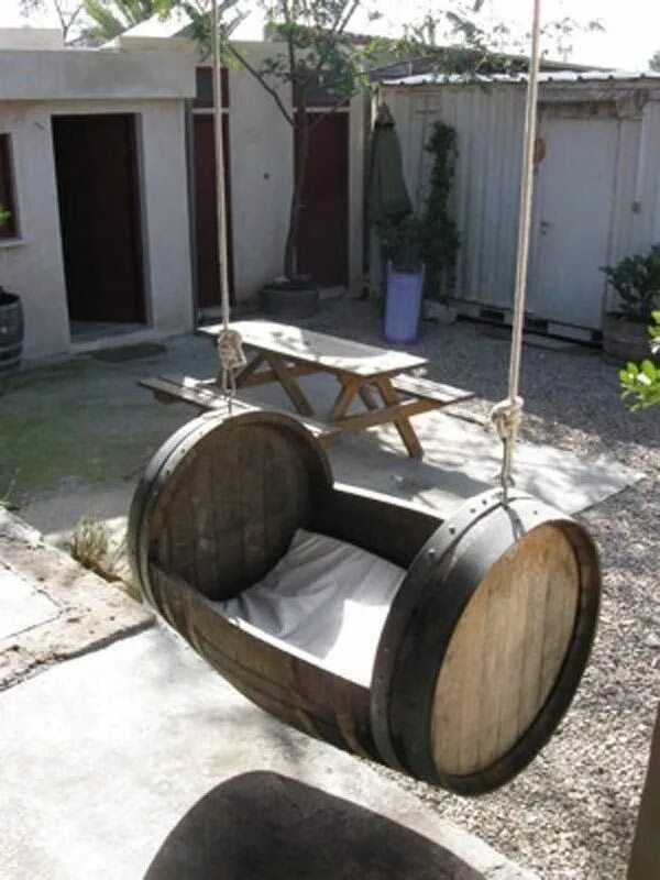 Поделки из бочки фото 10 jeitos de usar o barril do Chaves na decoração Diy patio, Recycled wine barre