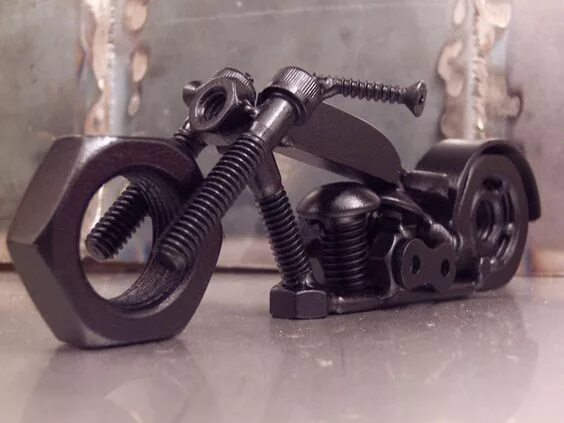 Поделки из болтов и гаек фото мотоцикл из винтиков Metal welding, Welding art projects, Scrap metal art
