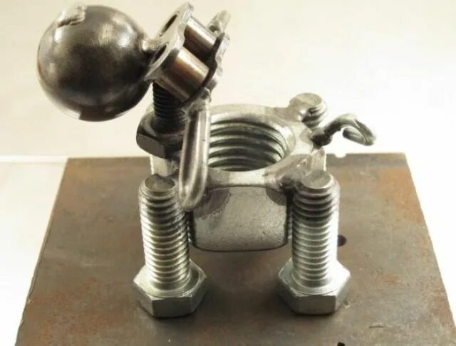 Поделки из болтов и гаек фото Tiny Sculptures Made out of Assorted Fasteners (46 pics) Metal art diy, Metal ar